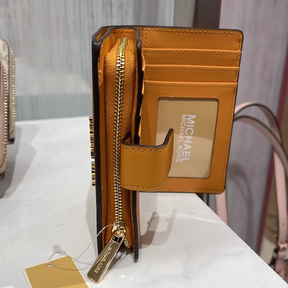 MICHAEL KORS
Medium Crossgrain Leather Wallet
Cider
NWT - Picture 5 of 16